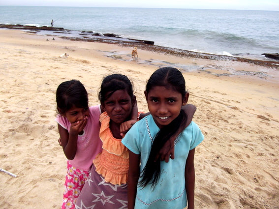 01_negombo_sri_lanka Kinder am Strand vvon Negombo
