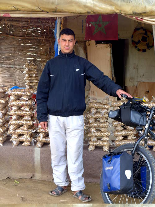Fahrradetappe nach Larache Erdnussverkäufer