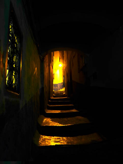 Dunkle Gasse in Larache