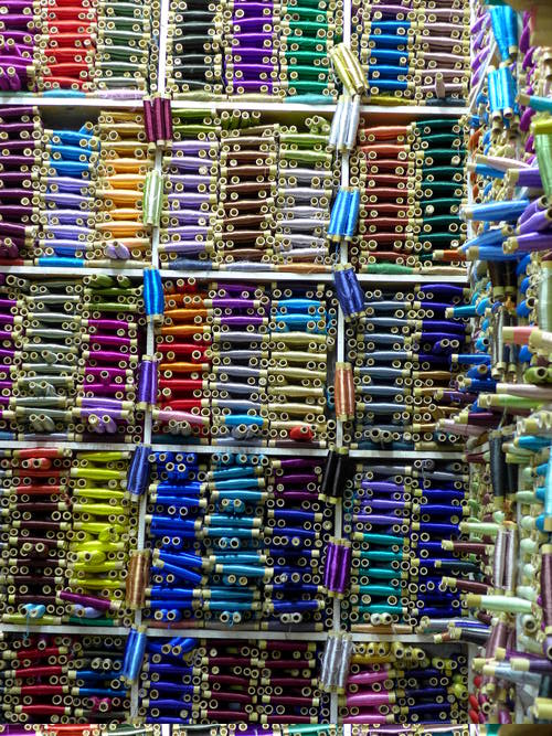 Bunte Auswahl an Garn im Kurzwarenladen in Larache