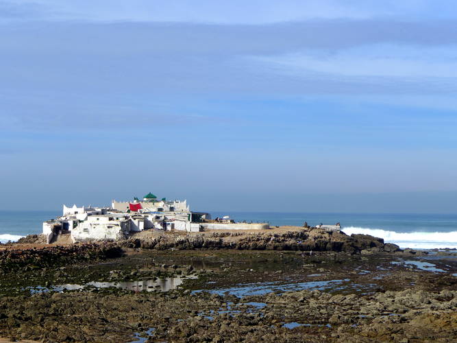 Kleines Dorf an der Küste