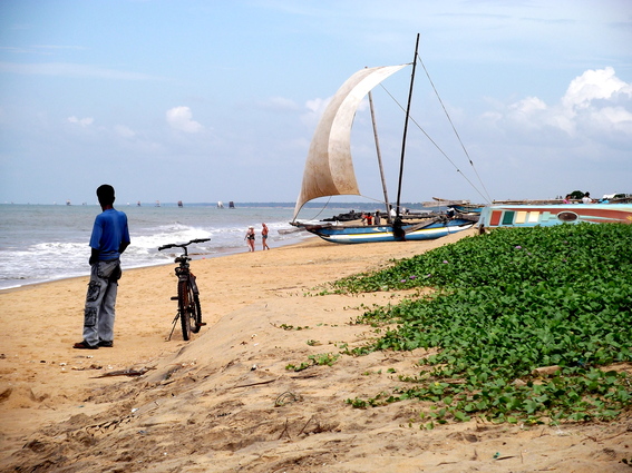 01_negombo_sri_lanka Fischer und Touristen am Strand