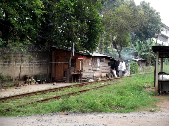 01_negombo_sri_lanka Hütten entlang der Bahngleise