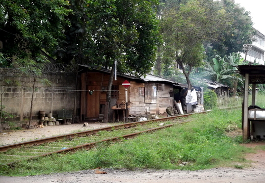 01_negombo_sri_lanka Hütten entlang der Bahngleise