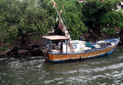 01_negombo_sri_lanka Fischerboot am Fluss