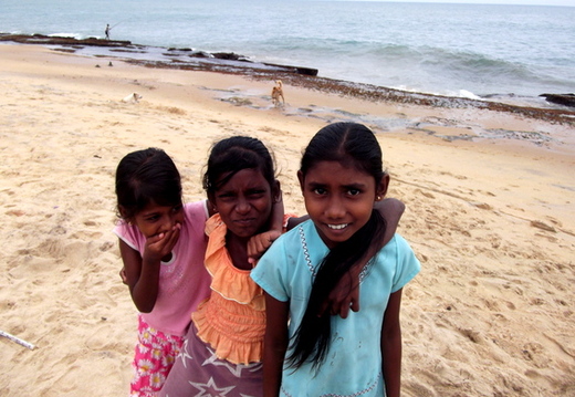 01_negombo_sri_lanka Kinder am Strand vvon Negombo