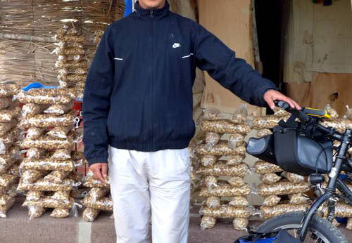 Fahrradetappe nach Larache Erdnussverkäufer