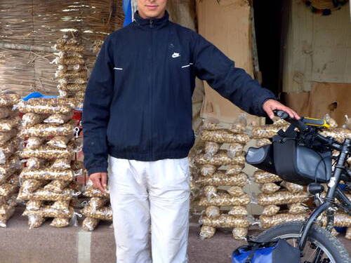 Fahrradetappe nach Larache Erdnussverkäufer