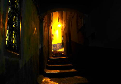 Dunkle Gasse in Larache