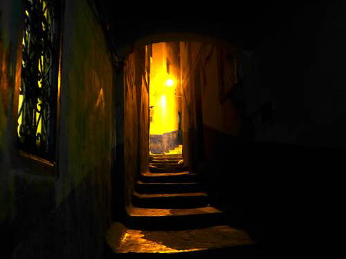 Dunkle Gasse in Larache