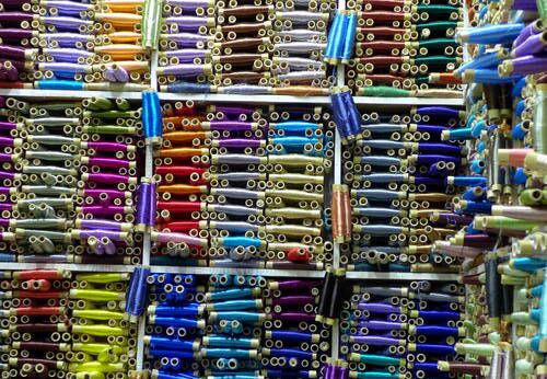 Bunte Auswahl an Garn im Kurzwarenladen in Larache