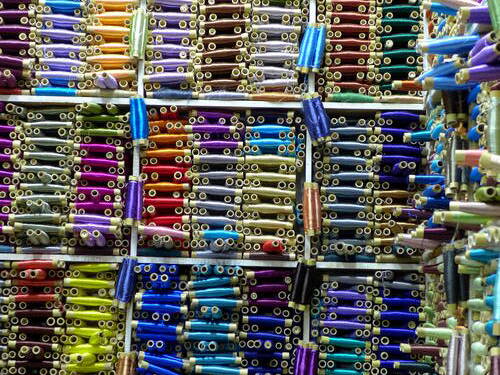 Bunte Auswahl an Garn im Kurzwarenladen in Larache