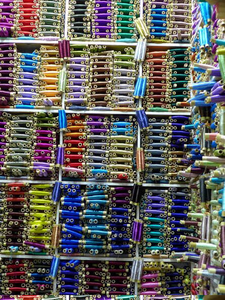 Bunte Auswahl an Garn im Kurzwarenladen in Larache
      