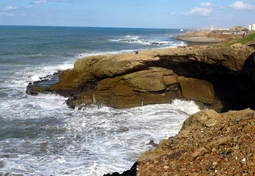 Brandung an der Steilküste