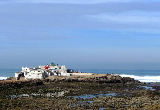 Kleines Dorf an der Küste