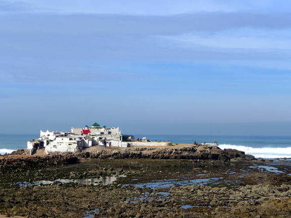 Kleines Dorf an der Küste