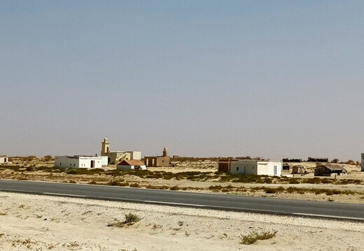 Kleines Dorf an der Straße in Mauretanien