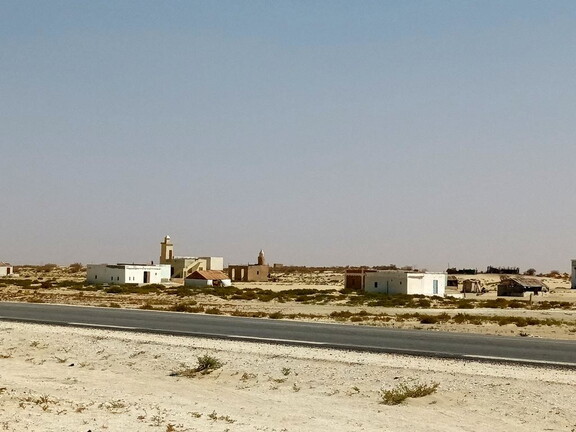 Kleines Dorf an der Straße in Mauretanien