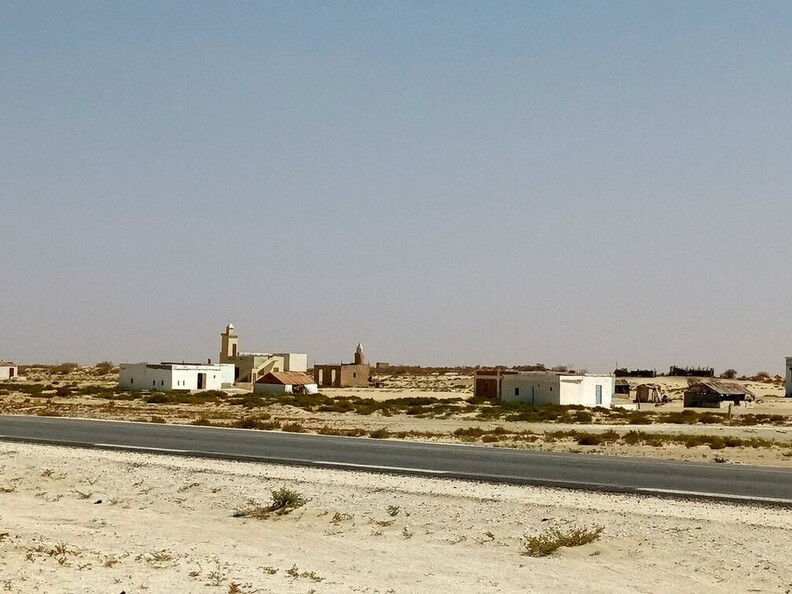 Kleines Dorf an der Straße in Mauretanien
      