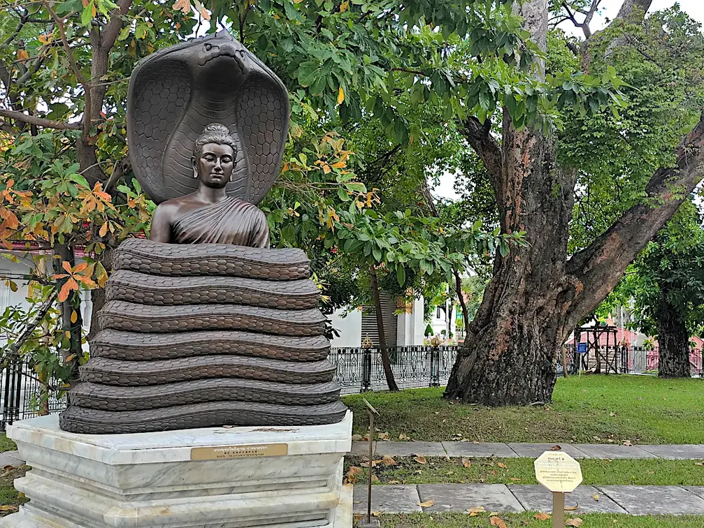 Thailand Bangkok Buddha Statue im Tempelvorgarten