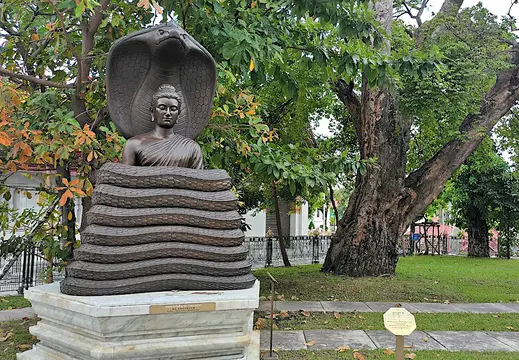 Thailand Bangkok Buddha Statue im Tempelvorgarten