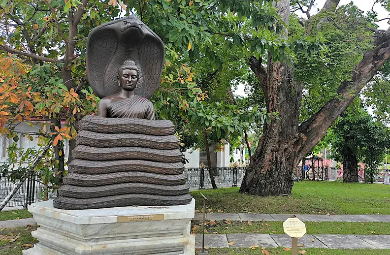 Thailand Bangkok Buddha Statue im Tempelvorgarten
      