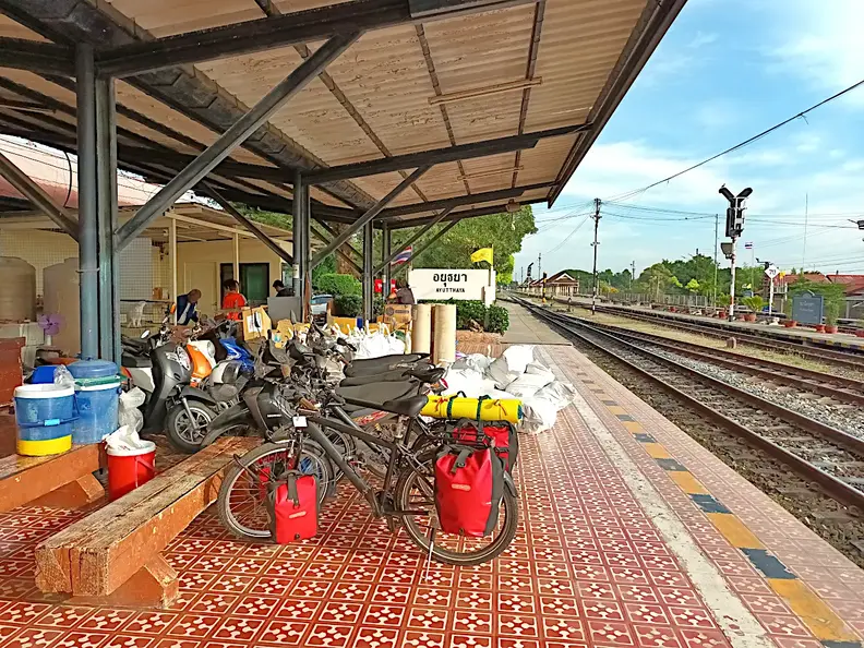 Thailand Ayutthaya Bahnhof