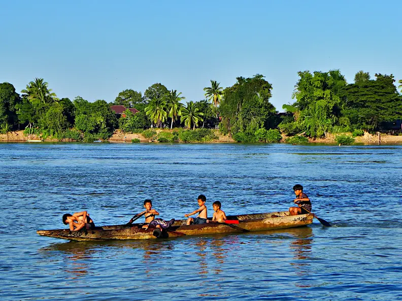 Laos Mekong Don Det Boot Training
      