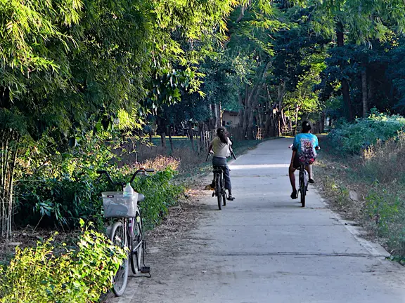 Laos Mekong Don Det Schulkinder Fahrraeder