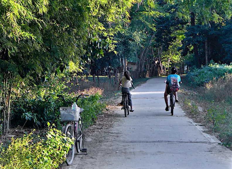 Laos Mekong Don Det Schulkinder Fahrraeder
      