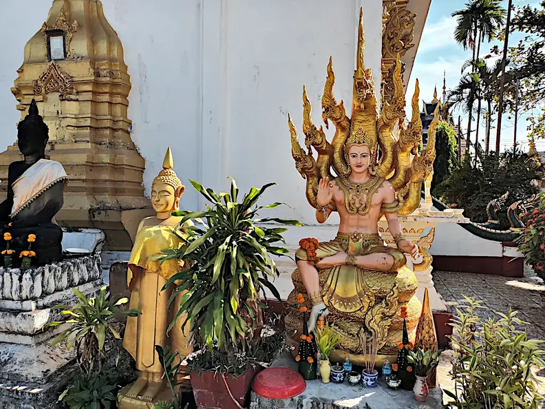 Laos Pakse Tempel Buddha Statuen
      