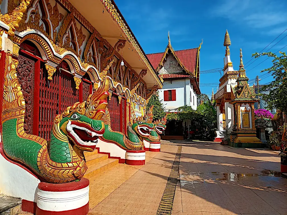 Laos Pakse Tempel Drachen