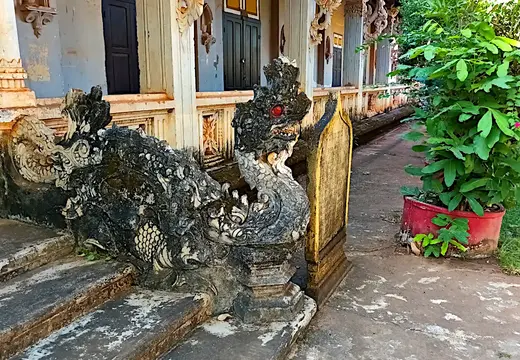 Laos Pakse Tempel Drachen Gelaender