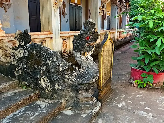 Laos Pakse Tempel Drachen Gelaender