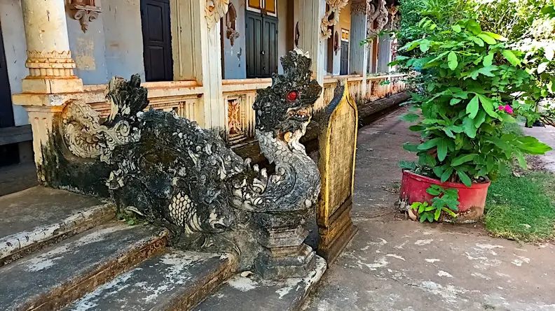 Laos Pakse Tempel Drachen Gelaender
      