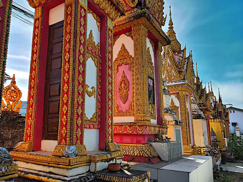 Laos Pakse Tempel Schrein
      