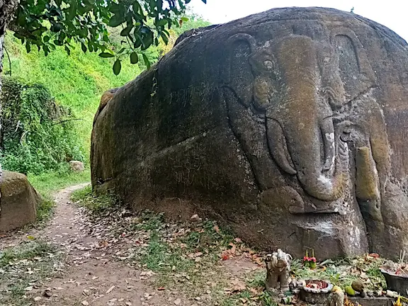 Laos Wat Phu Elefantenfelsen