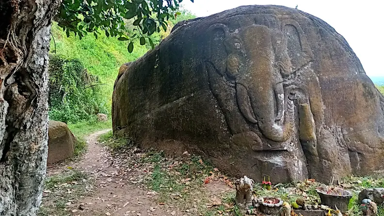 Laos Wat Phu Elefantenfelsen
      