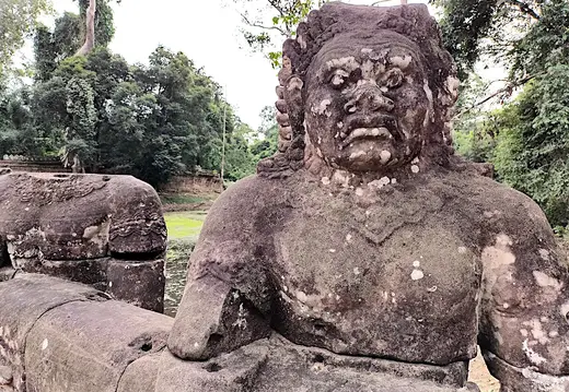Kambodscha Angkor Bruecke Statue