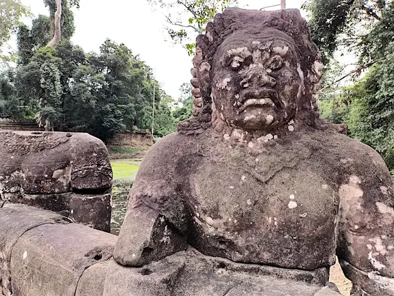 Kambodscha Angkor Bruecke Statue