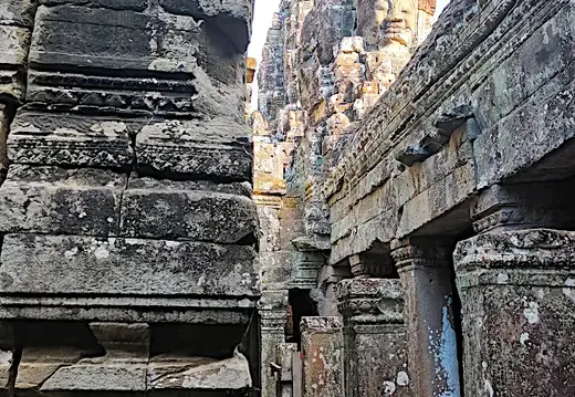 Kambodscha Angkor Tempel Bayon Saeulengang