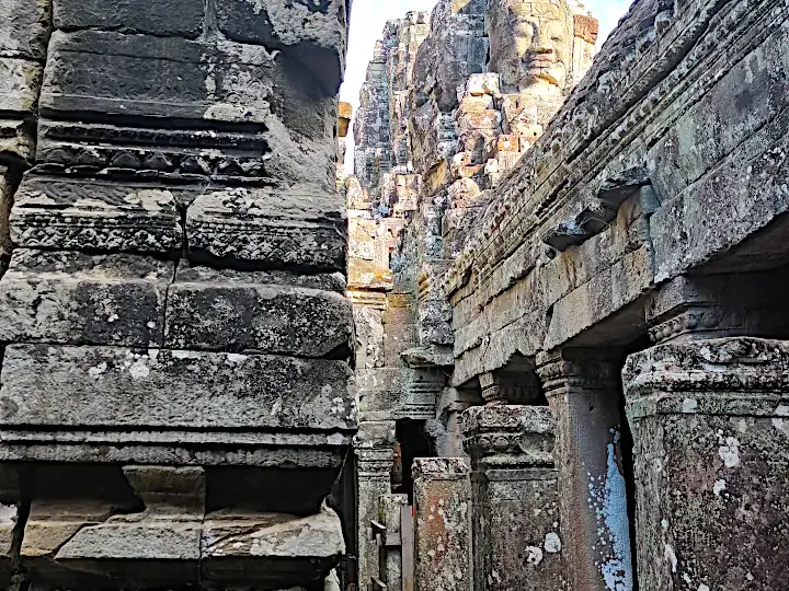 Kambodscha Angkor Tempel Bayon Saeulengang