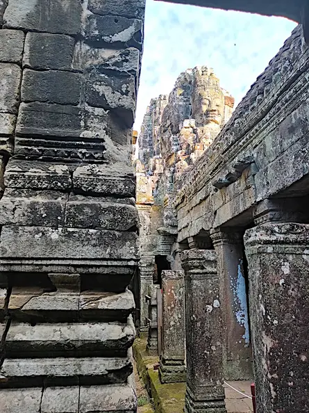 Kambodscha Angkor Tempel Bayon Saeulengang
      