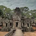 Kambodscha Angkor Tempel klein am Weg