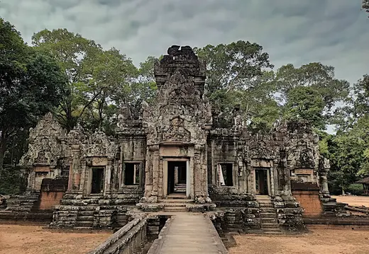 Kambodscha Angkor Tempel klein am Weg