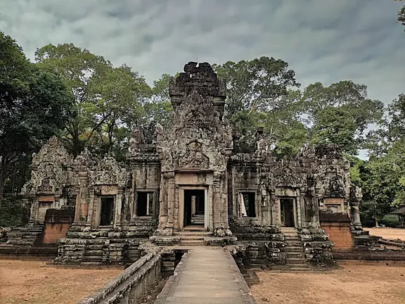 Kambodscha Angkor Tempel klein am Weg