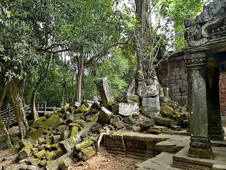 Kambodscha Angkor Tempel Mauer Ruine
      