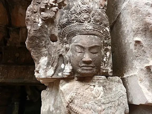 Kambodscha Angkor Tempel Saeule Relief