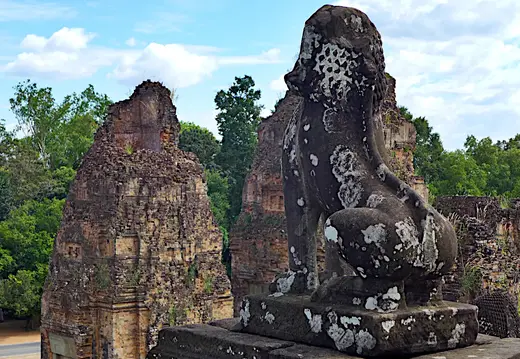 Kambodscha Angkor Tempel Statue Rueckenansicht