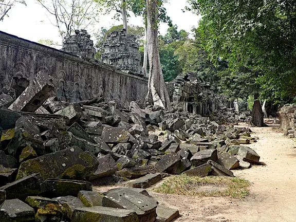 Kambodscha Angkor Tempel TaProhm Mauer Seite